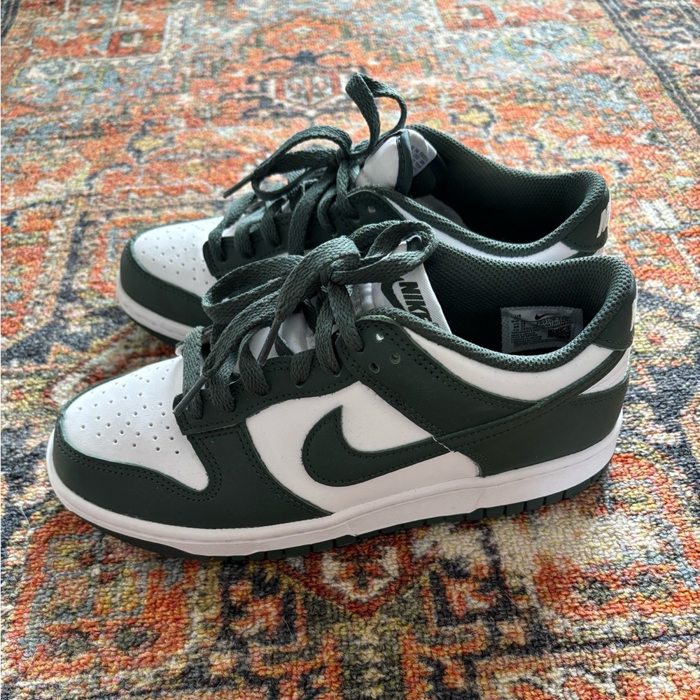 Nike Dunk’s Women’s 7.5 (Kids 6)